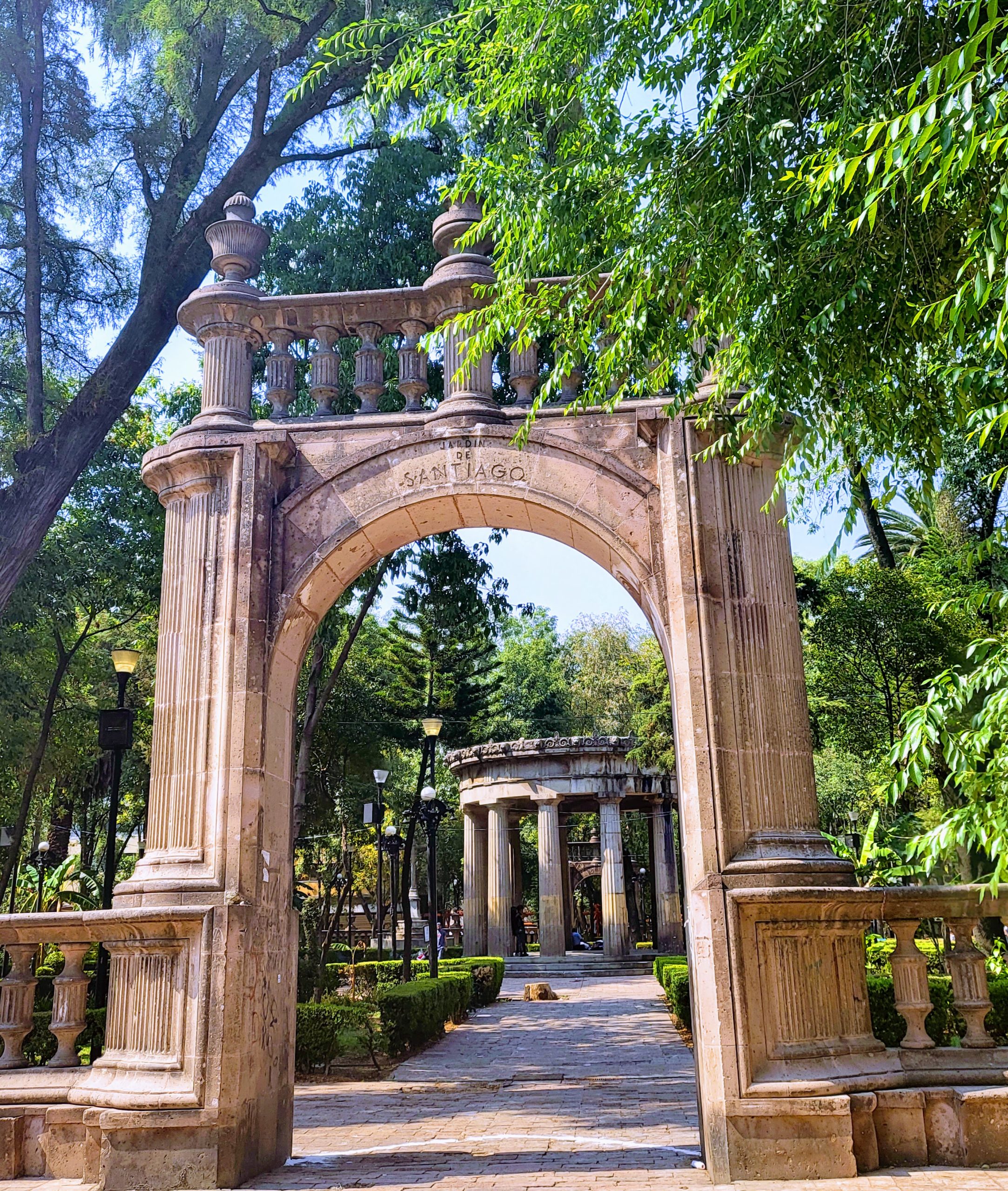 recorriendo Jardin Santiago Tlaltelolco